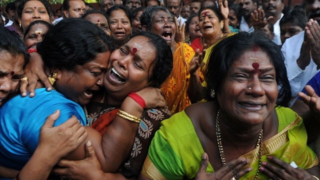 jayalalithaa-death-people-crying-after-she-was-declared-dead
