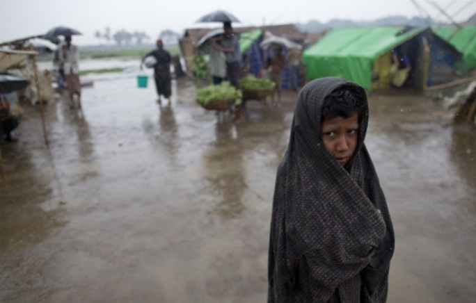 Cyclone hits Bangladesh, hundreds of thousands evacuated