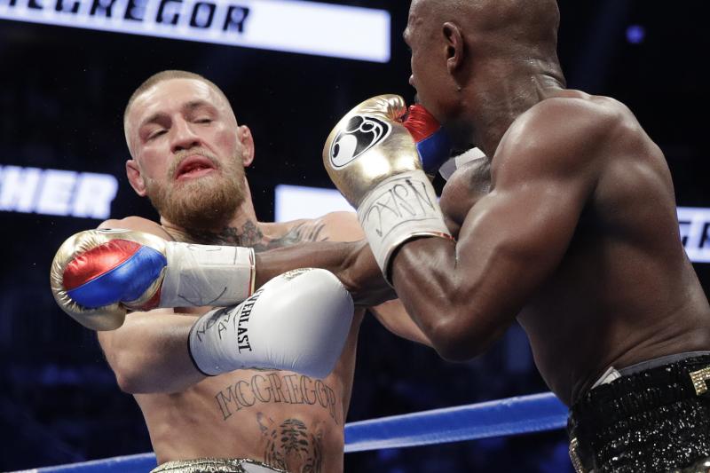 Floyd Mayweather vs Conor McGregor, Mayweather wins, career record at 50-0